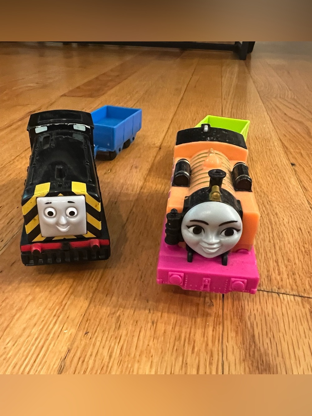 Thomas The Train NIA HYPER GLOW & MAVIS TrackMaster Glowing Track Motorized